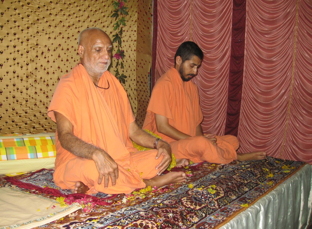 5th June. On stage, Ramganj Mandi. Maharaj Ji gave a memorable discourse on Karma Jaal Se Mukti.