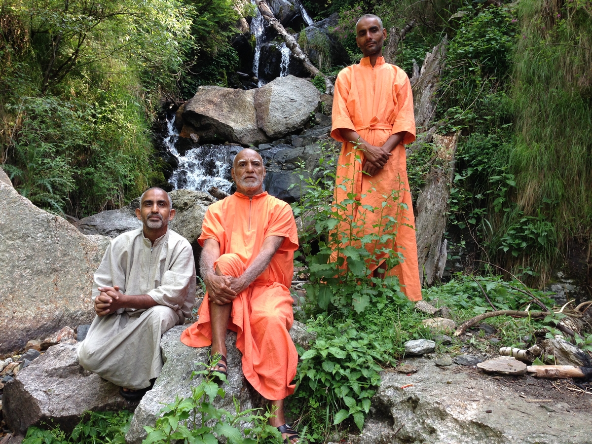 mahayogi-swami-buddh-puri-ji-maharaj-in-himalaya-with-his-disciples-1