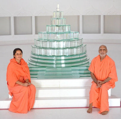 Shri Maharaj Ji and Sadhvi Ji with Shri Yantra